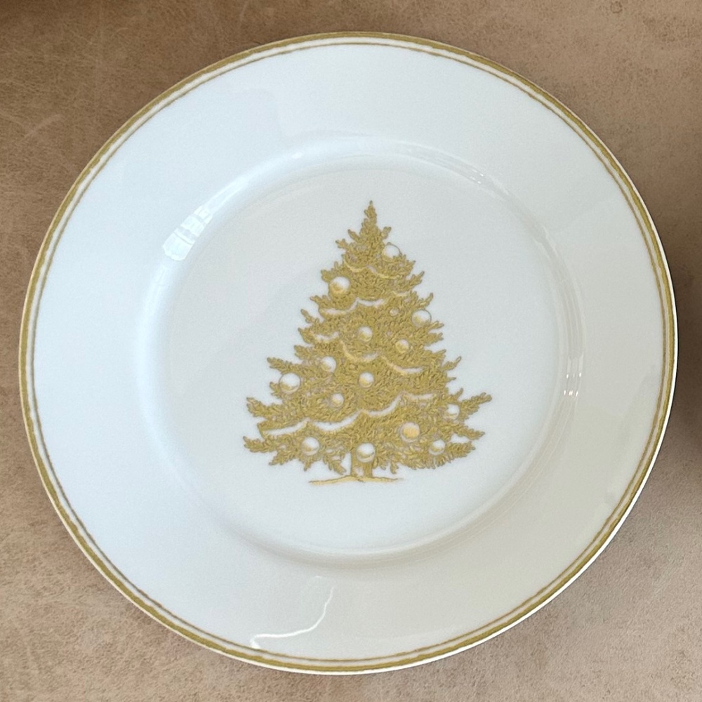 Williams-Sonoma Gold Christmas Tree Salad/Dessert Plates Set of 2 Discontinued - Picture 2 of 9